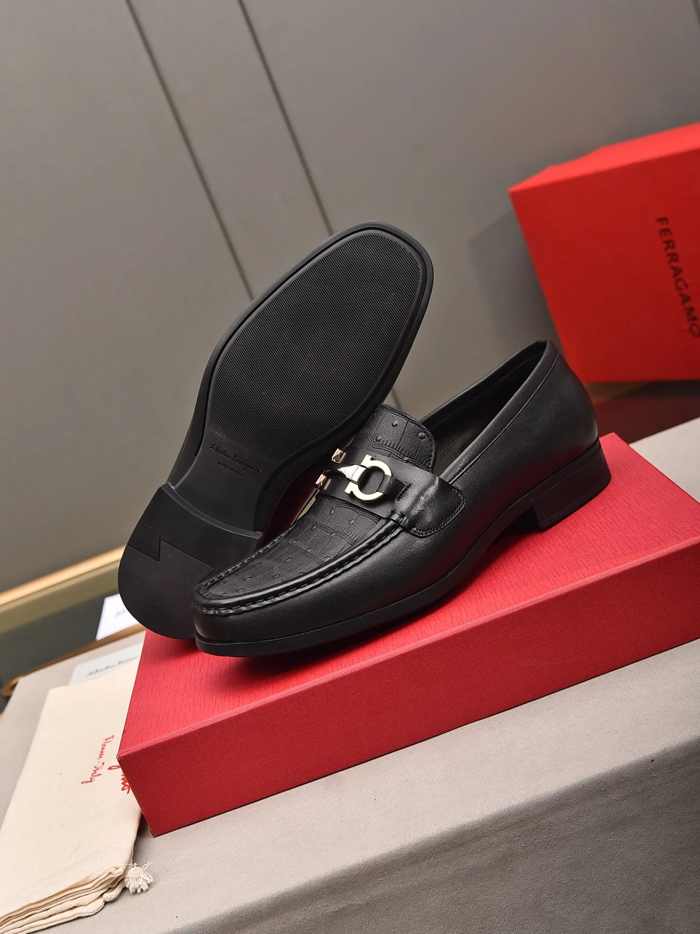 Men's shoes 💰: 460 [Original running volume and quality] Brand: Ferragamo (Ferragamo) Size: Men's size 38/44 (45 can be customized) Grade: Same style as the official website High-end quality men's shoes Material: Original first-layer calfskin Water-dyed cowhide lining Original outsole Style categories: Men's fashion formal business casual leather shoes Slip-on men's high-top series Young fashion European and American trends British style Casual matching Comfortable on the feet